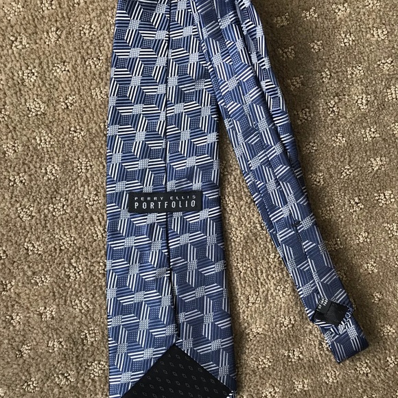 Perry Ellis Portfolio 100% silk tie, blue design - Picture 3 of 4